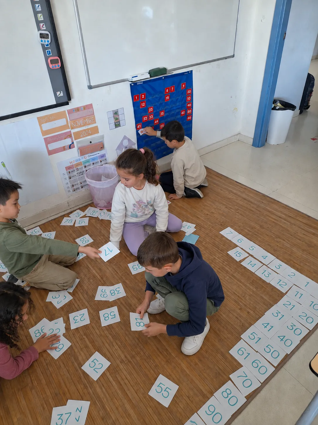Grupo de alumnado participando en una actividad numérica