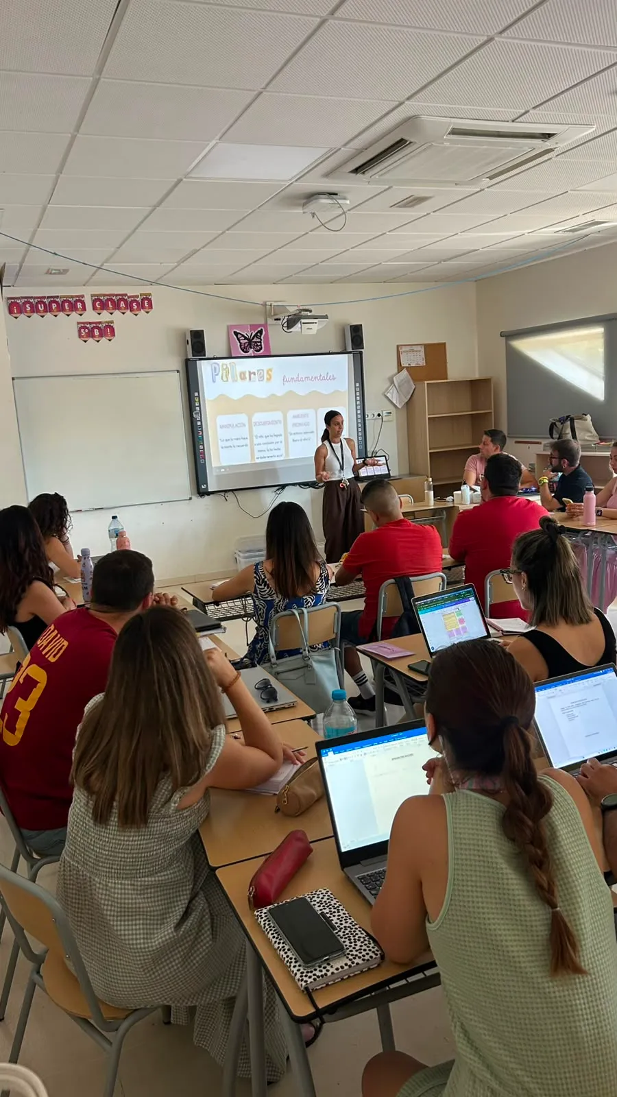 Carmen impartiendo una formación presencial a docentes